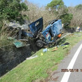 影/恆春貨車「自撞山壁」卡山溝 駕駛重傷送醫