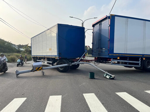 塞爆了！台南連結車撞斷號誌桿 車身阻斷關新路雙向交通