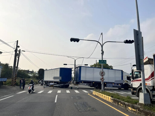 塞爆了！台南連結車撞斷號誌桿 車身阻斷關新路雙向交通