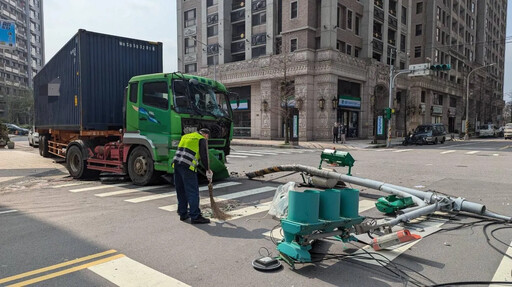 疑爆胎釀禍！桃園曳引車撞廣告招牌再鏟斷路燈 幸無傷亡