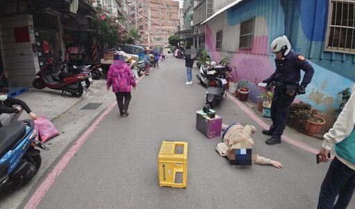 影/飛來橫禍！蘆洲母女騎車遭床墊擊落 警依法開罰