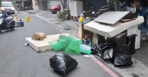 影/飛來橫禍！蘆洲母女騎車遭床墊擊落 警依法開罰