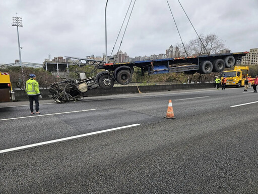 國1清晨爆事故「車流大回堵」 聯結車衝出護欄翻落