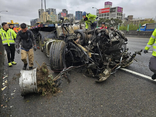 國1清晨爆事故「車流大回堵」 聯結車衝出護欄翻落