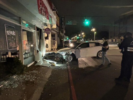 影/阻止不了吃火鍋決心？駕駛恍神猛撞火鍋店 騎士驚嚇急跳車