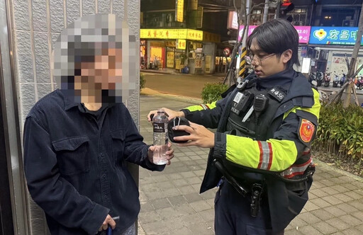 影/新北男如凍結呆站路邊6hrs 暖警揹他上樓回家