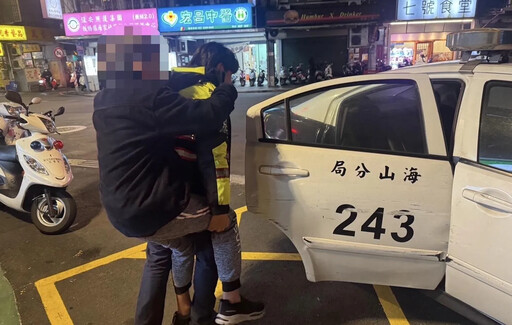 影/新北男如凍結呆站路邊6hrs 暖警揹他上樓回家