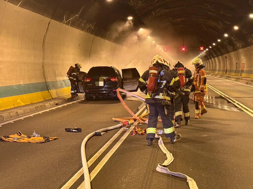 驚悚！國3新店隧道休旅車竄燒冒煙 7乘客急下車幸無礙