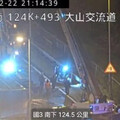 國3砂石車大山段翻覆橫躺交流道！幸無人員傷亡