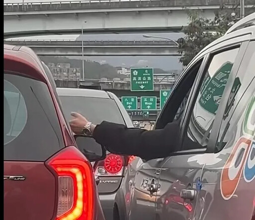 影/國1五股段驚見「2車並行擠上交流道」！車主怒拍鄰車車窗