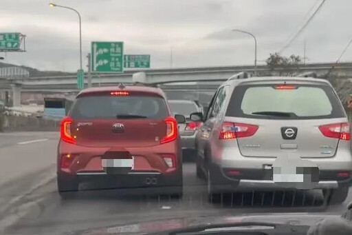 影/國1五股段驚見「2車並行擠上交流道」！車主怒拍鄰車車窗