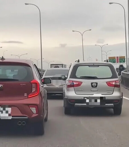 影/國1五股段驚見「2車並行擠上交流道」！車主怒拍鄰車車窗