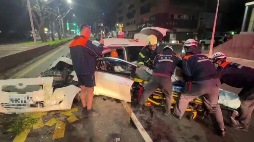 影/高雄慘烈車禍！酒駕男自撞分隔島「整輛撞爛」