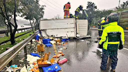 影/「天雨路滑」台62物流車自撞翻覆 箱體碎爛一半不見