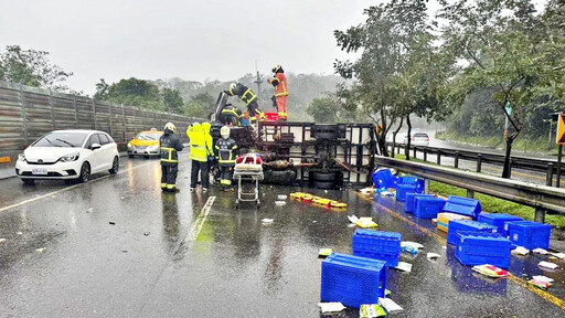 影/「天雨路滑」台62物流車自撞翻覆 箱體碎爛一半不見