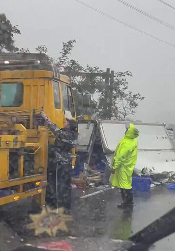 影/「天雨路滑」台62物流車自撞翻覆 箱體碎爛一半不見