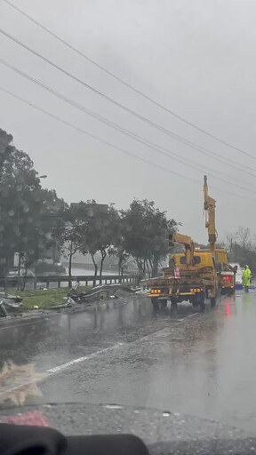 影/「天雨路滑」台62物流車自撞翻覆 箱體碎爛一半不見