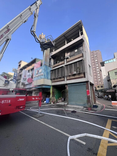 鳳山透天厝突爆惡火 22人急援幸無傷亡