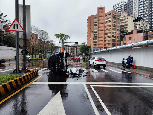 影/中和嚴重車禍！19歲無照男開賓士逆向衝撞來車翻覆