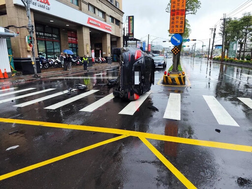 影/中和嚴重車禍！19歲無照男開賓士逆向衝撞來車翻覆