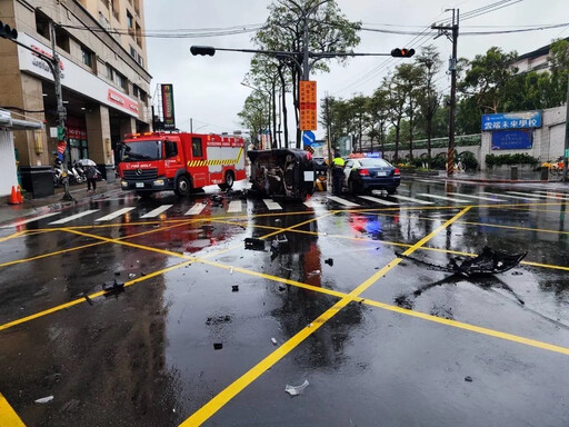 影/中和嚴重車禍！19歲無照男開賓士逆向衝撞來車翻覆