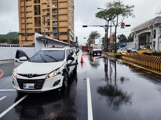 影/中和嚴重車禍！19歲無照男開賓士逆向衝撞來車翻覆