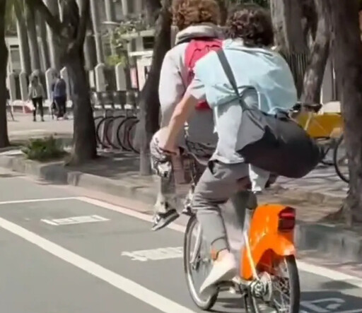 影/危險畫面曝光！ 男雙載騎YouBike「置物籃變前座」