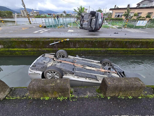 影/宜蘭田間兩對撞！1車仰躺水圳裡 另輛側翻路中央