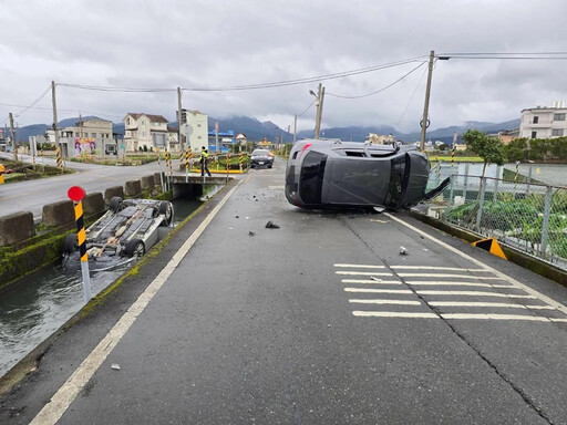 影/宜蘭田間兩對撞！1車仰躺水圳裡 另輛側翻路中央