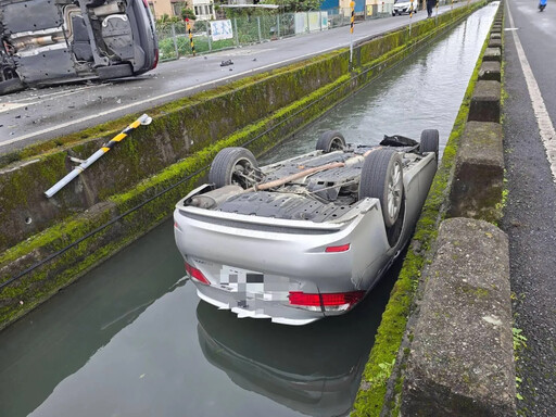 影/宜蘭田間兩對撞！1車仰躺水圳裡 另輛側翻路中央