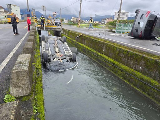 影/宜蘭田間兩對撞！1車仰躺水圳裡 另輛側翻路中央