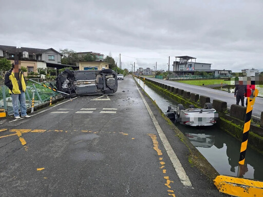 影/宜蘭田間兩對撞！1車仰躺水圳裡 另輛側翻路中央