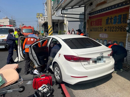 影/撞壞家門仙人掌！台南學甲車禍 3人受傷送醫