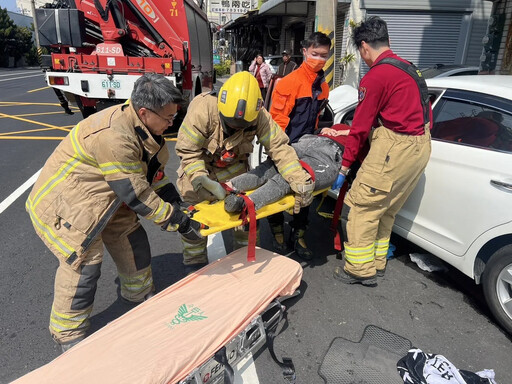 影/撞壞家門仙人掌！台南學甲車禍 3人受傷送醫