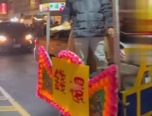 影/不是神明出巡！東港夜市放炮敲鑼打鼓 竟是討債花車