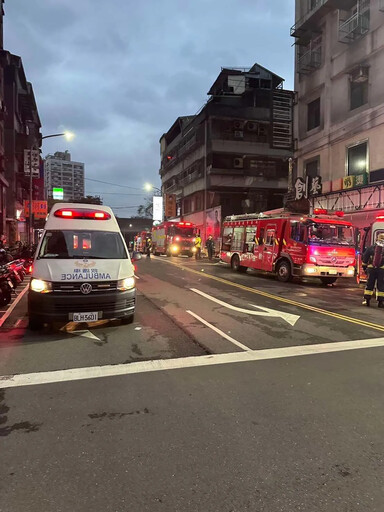 汐止社區地下室大火！「車輛狂燃」灌救畫面直擊