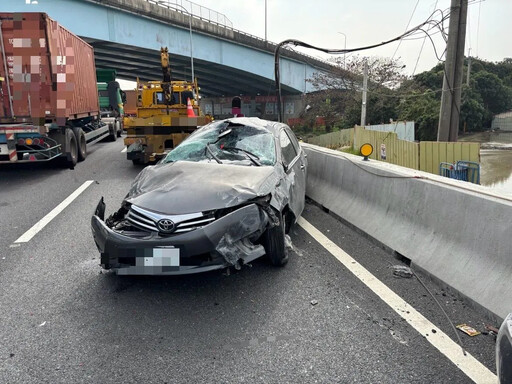 影/國1嘉義段轎車蛇行自撞 人車「翻滾10圈」超驚悚