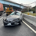 影/國1嘉義段轎車蛇行自撞 人車「翻滾10圈」超驚悚