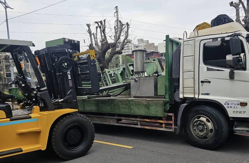 新北工安意外！堆高機卸貨機械翻覆 駕駛遭壓眼球噴出命危