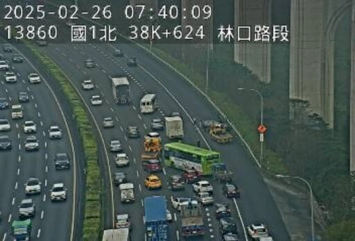 國1林口段重大車禍！4大小車撞成一團、驚悚俯瞰畫面直擊