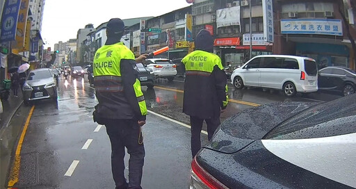 影/疑心肌梗塞！台中公車司機急停路口 警民合作助脫險