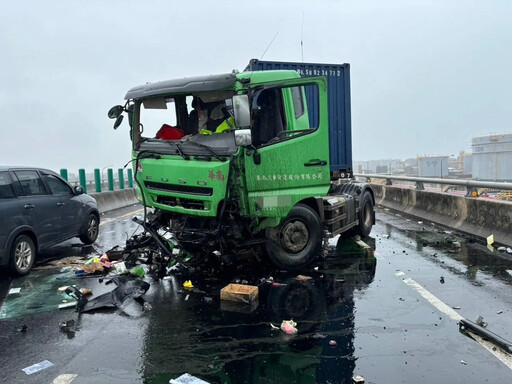 台61沙崙段砂石車自撞慘烈事故 男飛墜高架橋頭顱爆血身亡