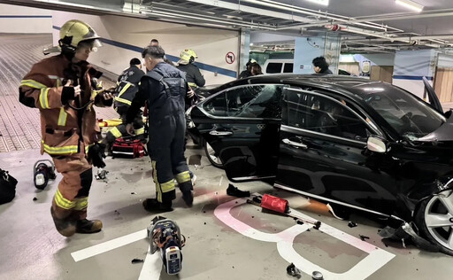 林口百萬轎車停車場暴衝撞柱 滿地紅色液體3人送醫