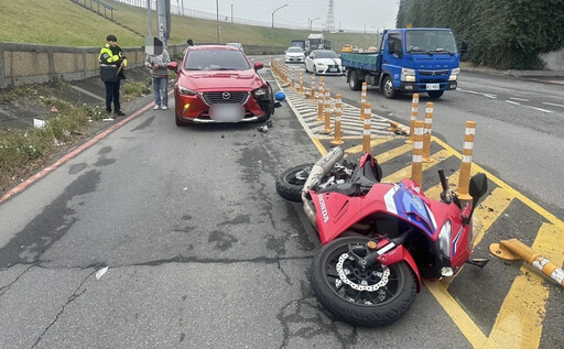 影/驚險瞬間！黃牌重機越堤道遭轎車追撞 騎士險遭輾過