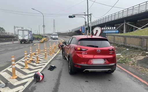 影/驚險瞬間！黃牌重機越堤道遭轎車追撞 騎士險遭輾過