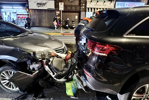 北市車禍！內湖2車追撞機車遭「夾擊」壓扁 騎士骨折送醫