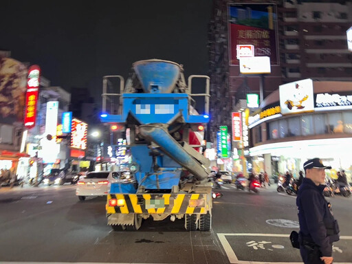 影/驚悚畫面！高雄機車遭水泥車撞擊 女騎士拖行數公尺「全身血」