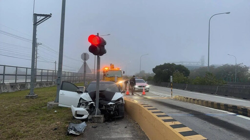 國1「轎車撞地磅站燈桿」釀2傷 駕駛血胸昏迷中