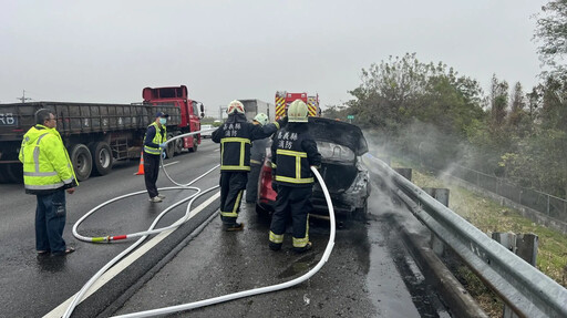 影/國1北向水上段驚見火燒車！休旅車狂燃畫面直擊