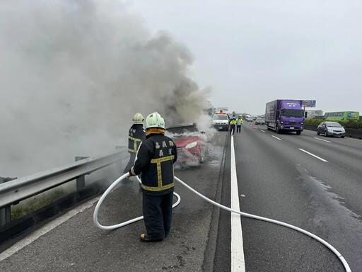 影/國1北向水上段驚見火燒車！休旅車狂燃畫面直擊